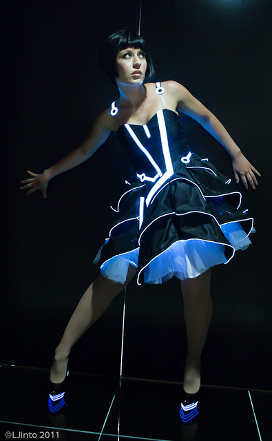 Illustration for article titled Tron prom dress lights up any dance floor
